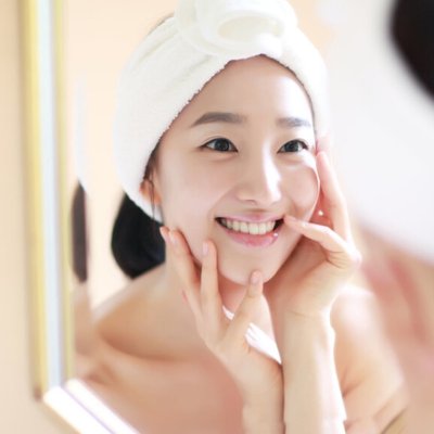 Cách làm mặt thon gọn-Cô gái đang soi gương.