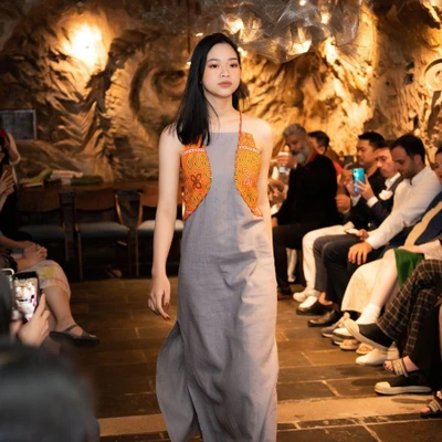 cô gái đầm xám cam