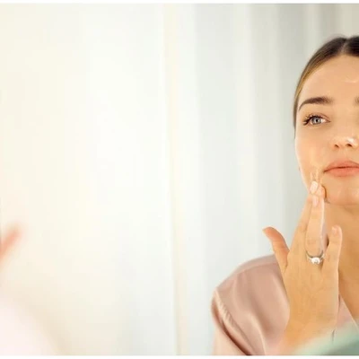 Miranda Kerr dưỡng da.
