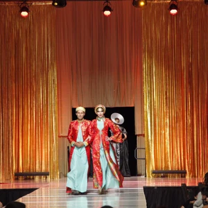 BST Vương Triều của Nhà thiết kế Võ Việt Chung trình diễn tại Mỹ