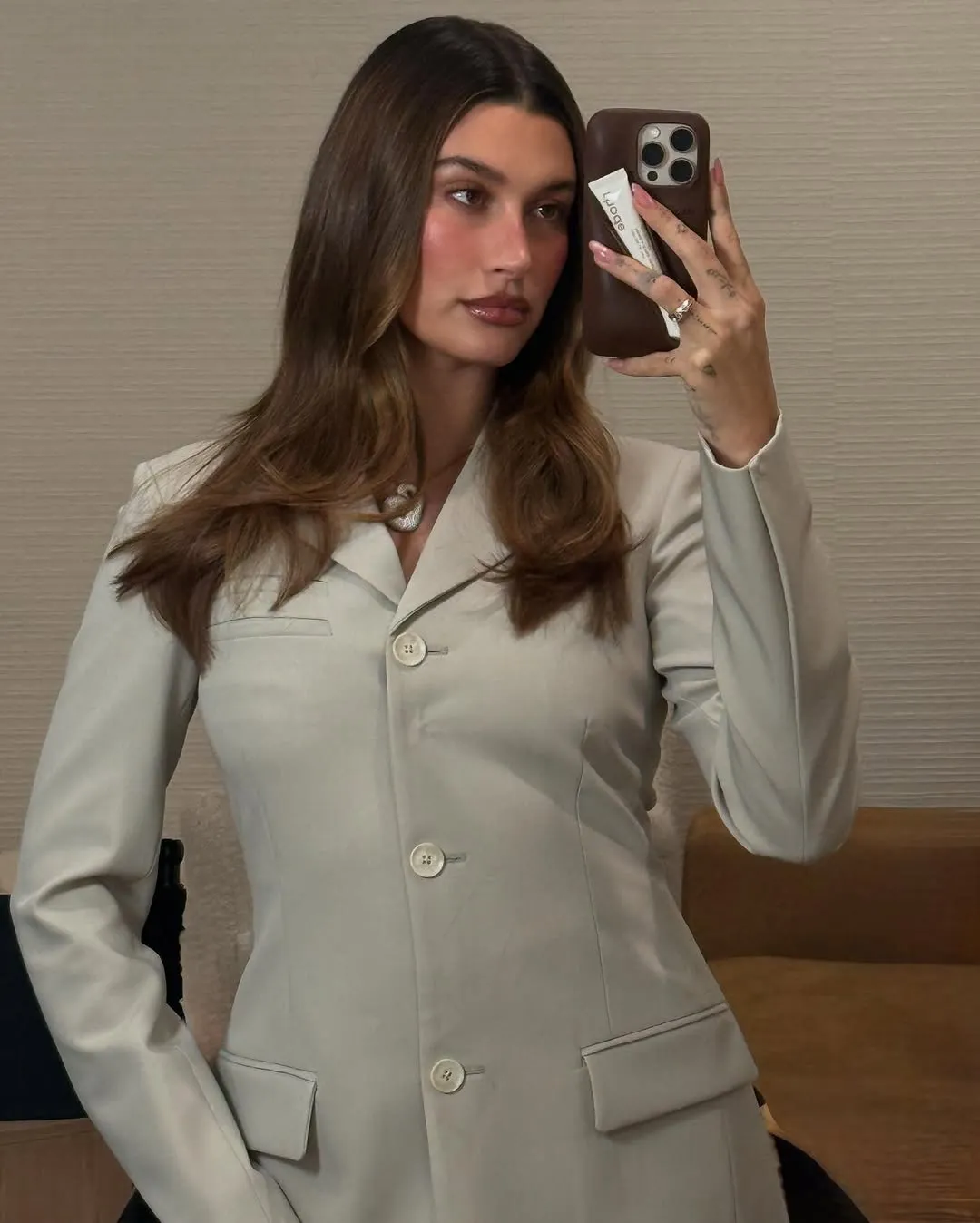 hailey bieber diện vest công sở