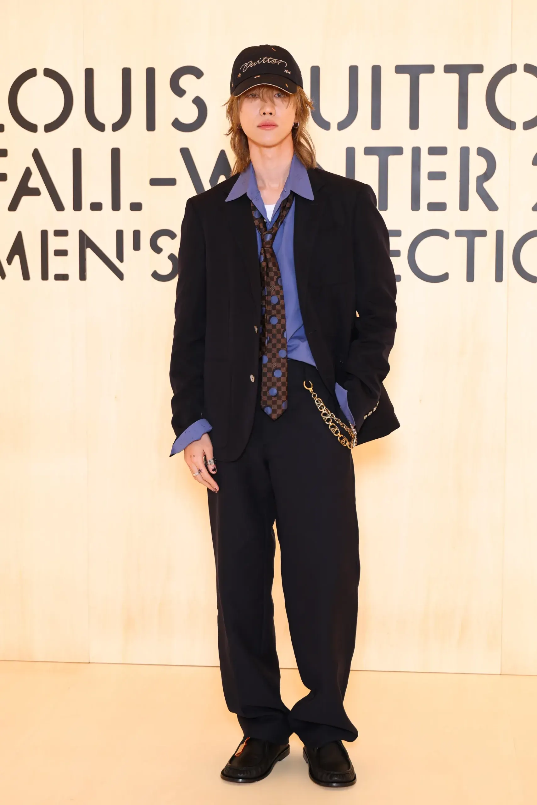 Xu Ming-hao (The8): Thành viên SEVENTEEN mang đến tinh thần nghệ thuật tự do khi phối suit đen phom rộng cùng mũ lưỡi trai và chiếc cà vạt họa tiết thắt lỏng lẻo phóng khoáng.