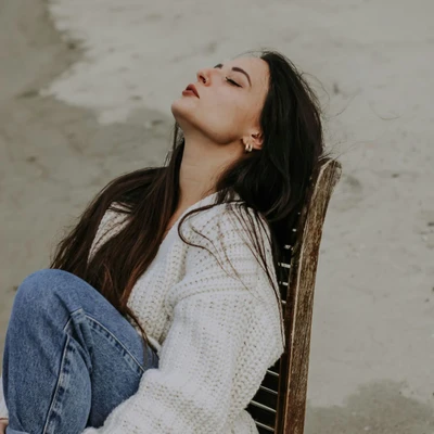 cô gái ngồi trên ghế ngửa người ra sau theo tử vi ngày 1/11/2025