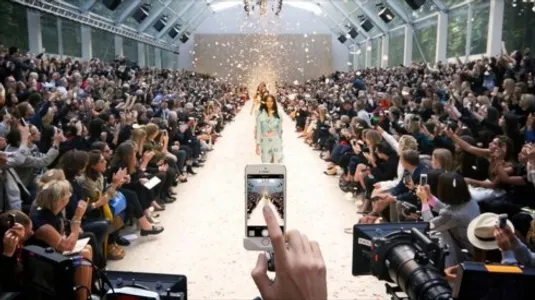 Các phương tiện truyền thông bị cấm tại show thời trang - ELLE.VN