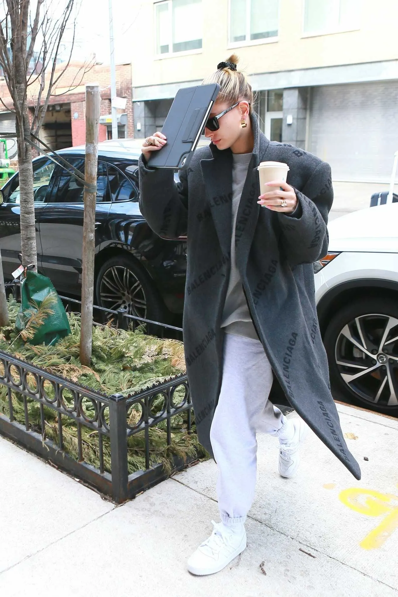 Hailey Bieber mặc quần nỉ