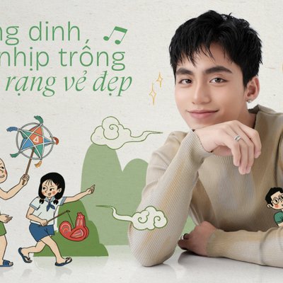 trung thu - ca sĩ Mono mặc áo sweater màu be và tạo dáng khoanh tay trên bàn để chụp ảnh chân dung