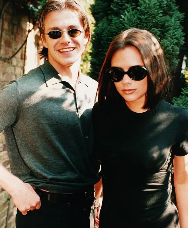 Victoria Beckham thừa nhận đã từng bơm ngực và bị bắt nạt ở trường