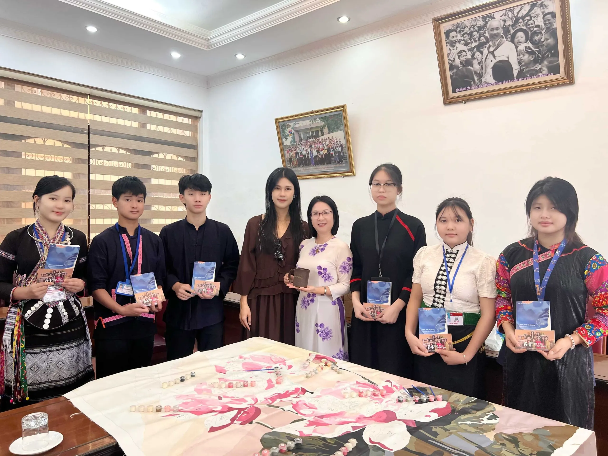 Bức tranh hoa sen được vẻ bởi 54 dân tộc Việt Nam đã được hoàn thiện