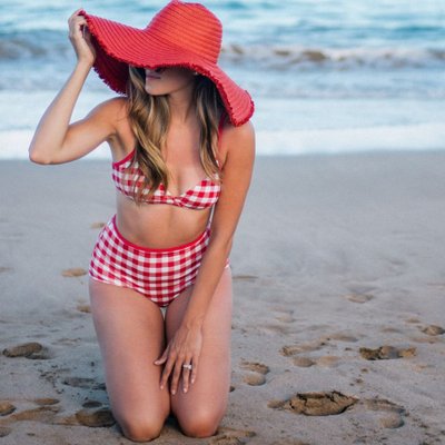 Fashionista mặc bikini cạp cao kẻ caro màu đỏ và đội mũ đỏ