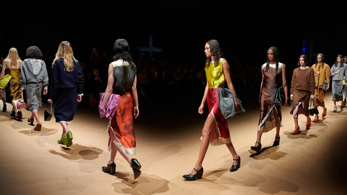 show diễn Prada Xuân Hè 2023
