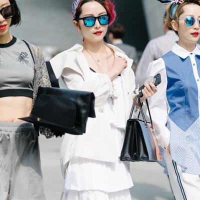ba fashionista mặc đồ theo phong cách monochorme seoul fashion week