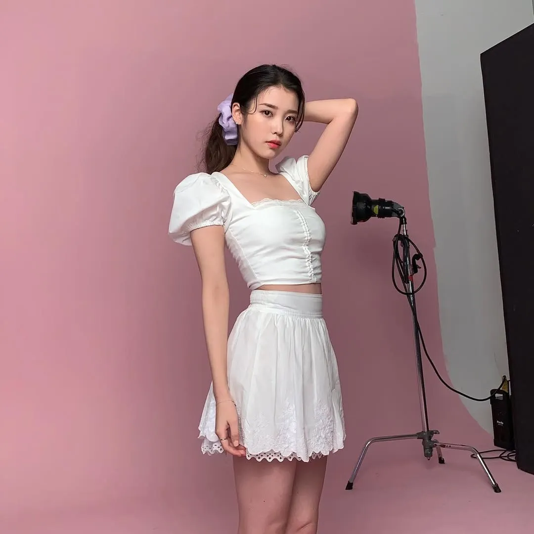 IU mặc váy ngắn trắng