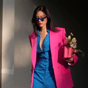 phối màu color blocking với xanh lam và hồng