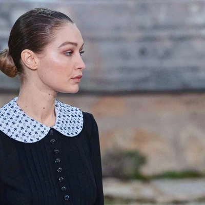 Gigi Hadid cổ áo peter pan