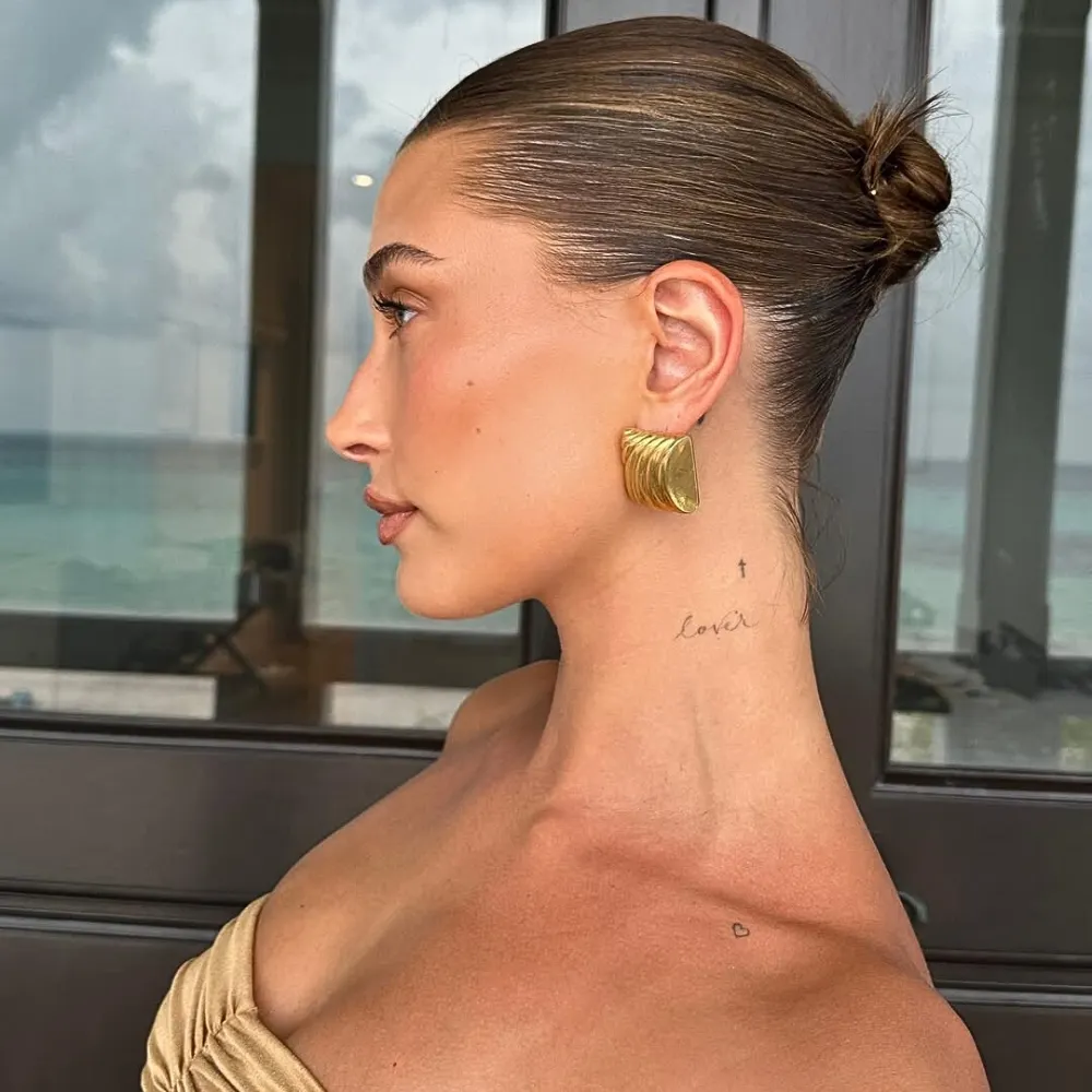 Hailey Bieber chụp ảnh góc nghiêng với hình xăm trên cổ và xương quai xanh