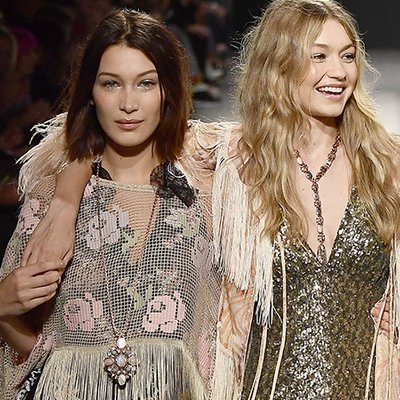 Chị em nhà Gigi Hadid và Bella Hadid diễn sâu trên sàn catwalk