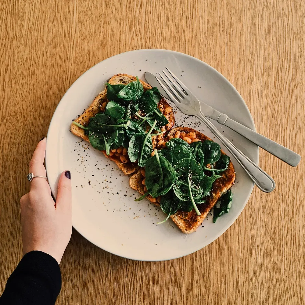 Rau bina đặt trên bánh sandwich