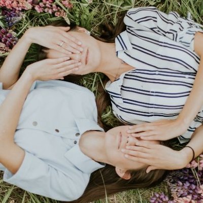 hai cô gái nằm bịt mắt