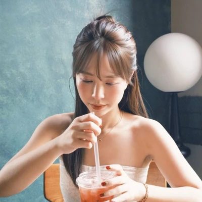 Cô gái thưởng thức trà trong không gian cà phê thư giãn.