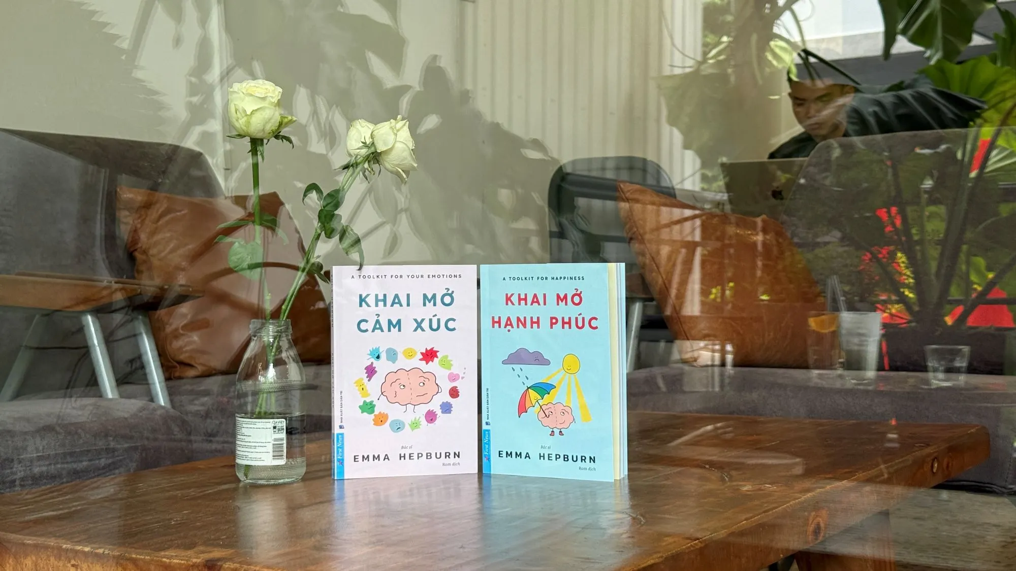 Bộ sách Khai mở cảm xúc, Khai mở hạnh phúc là tác phẩm của bác sĩ tâm lý người Anh - Dr. Emma Hepburn.