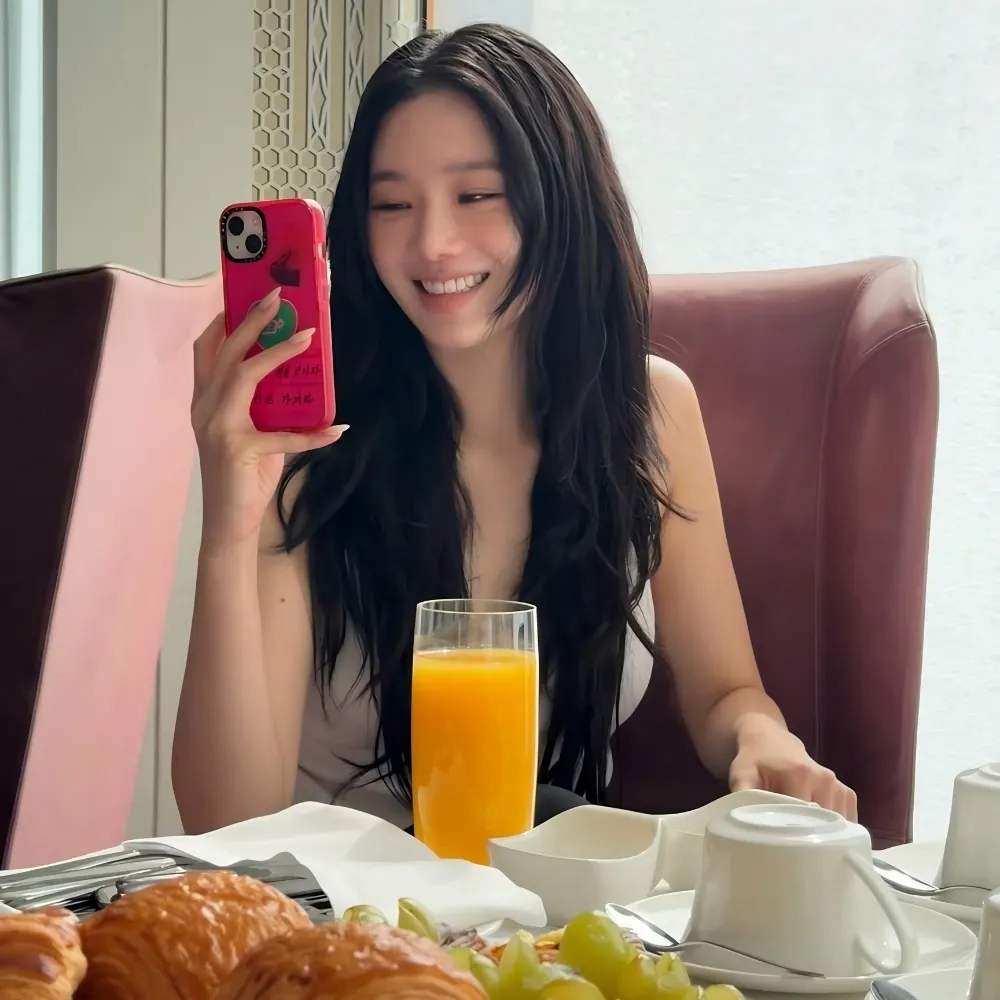 cô gái cầm điện thoại