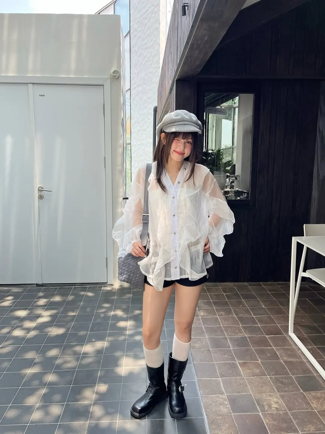 Chi tiết tay bồng xếp nếp từ vải voan tạo độ phồng tự nhiên mà không gây cảm giác nặng nề.