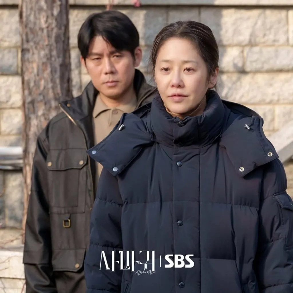 Go Hyun Jung trong bộ áo khoác đen dài