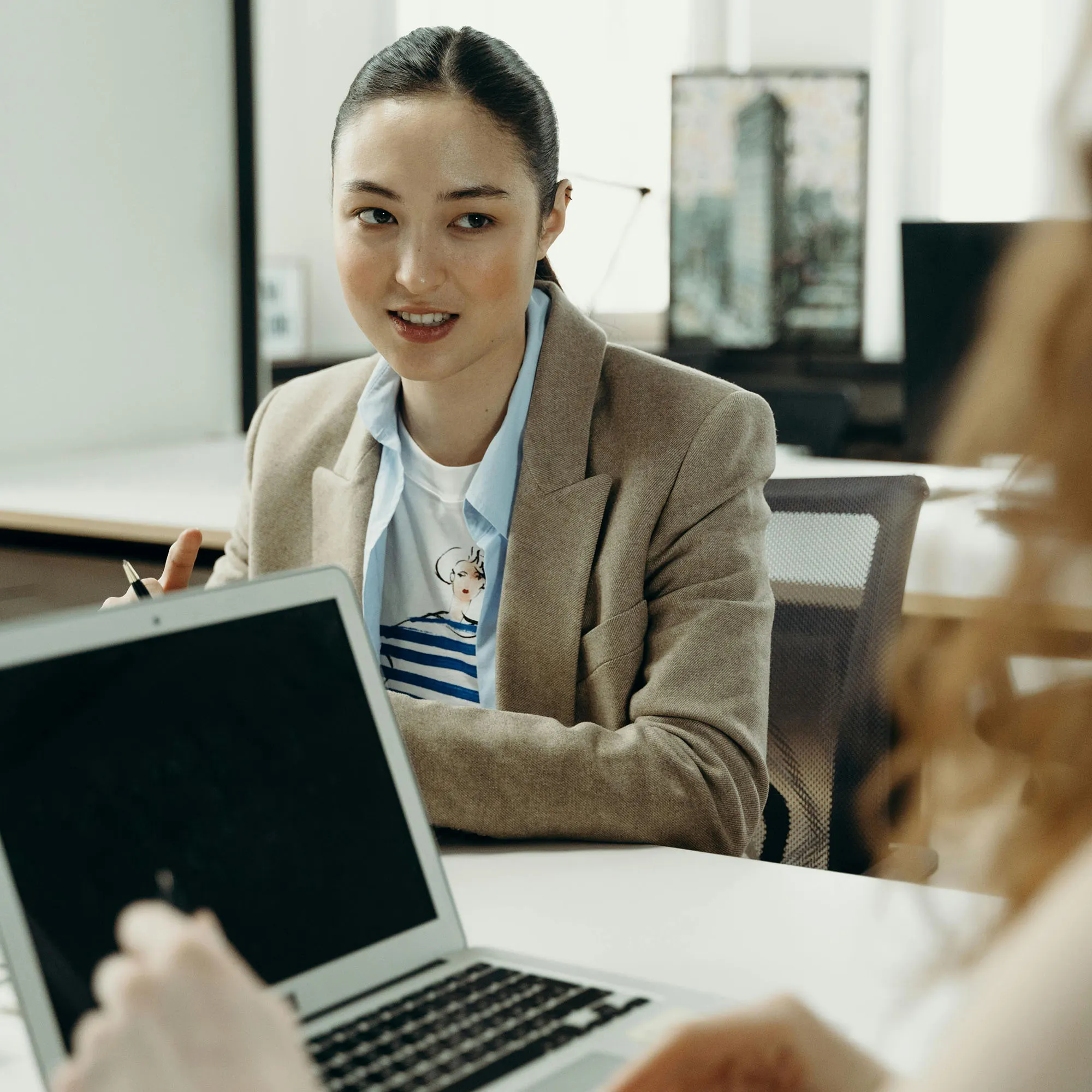 nữ nhân viên đang đặt câu hỏi