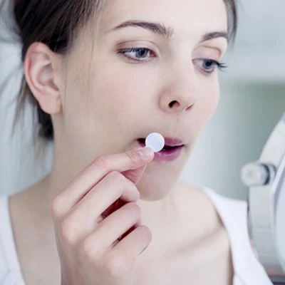 Miếng dán mụn giúp bảo vệ mụn khỏi vi khuẩn, tác nhân môi trường và giúp xẹp mụn nhanh chóng.