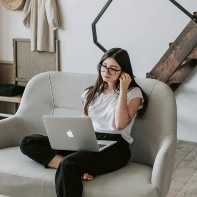 cô gái làm việc thành công với macbook