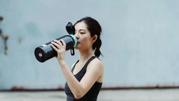 Cô gái đang uống whey