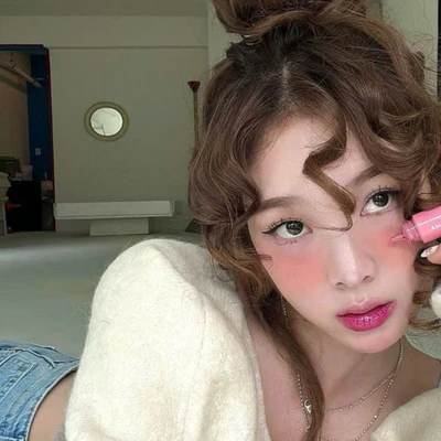 cô gái đánh má hồng