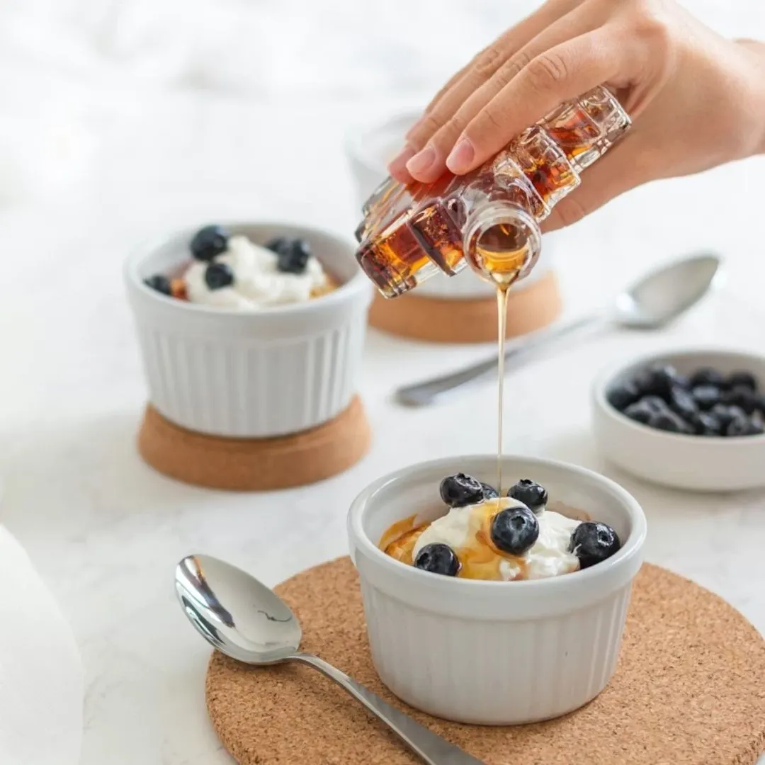 những hũ sữa chua cùng với mật ong và trái cây