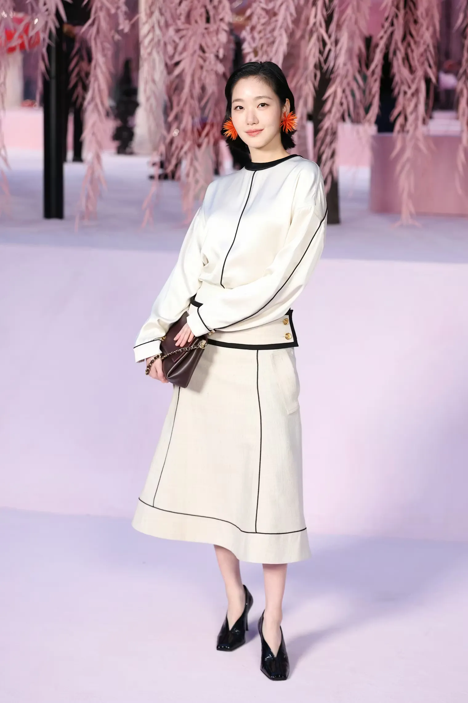 Kim Go-eun: Đại diện từ Hàn Quốc ghi điểm tuyệt đối bởi vẻ đẹp thanh tao trong set đồ lụa trắng kem có đường viền đen sắc sảo, tối giản nhưng vô cùng sang trọng.