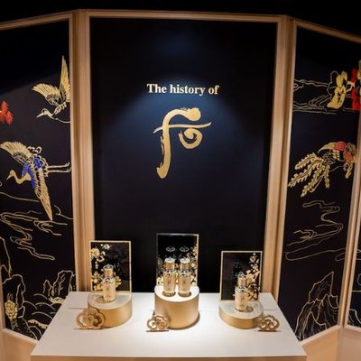 The history of Whoo - Khong gian trung bay san pham Bichup Self-Generating Anti-Aging Essence Special Edition 2019....