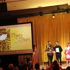 BST Vương Triều của Nhà thiết kế Võ Việt Chung trình diễn tại Mỹ