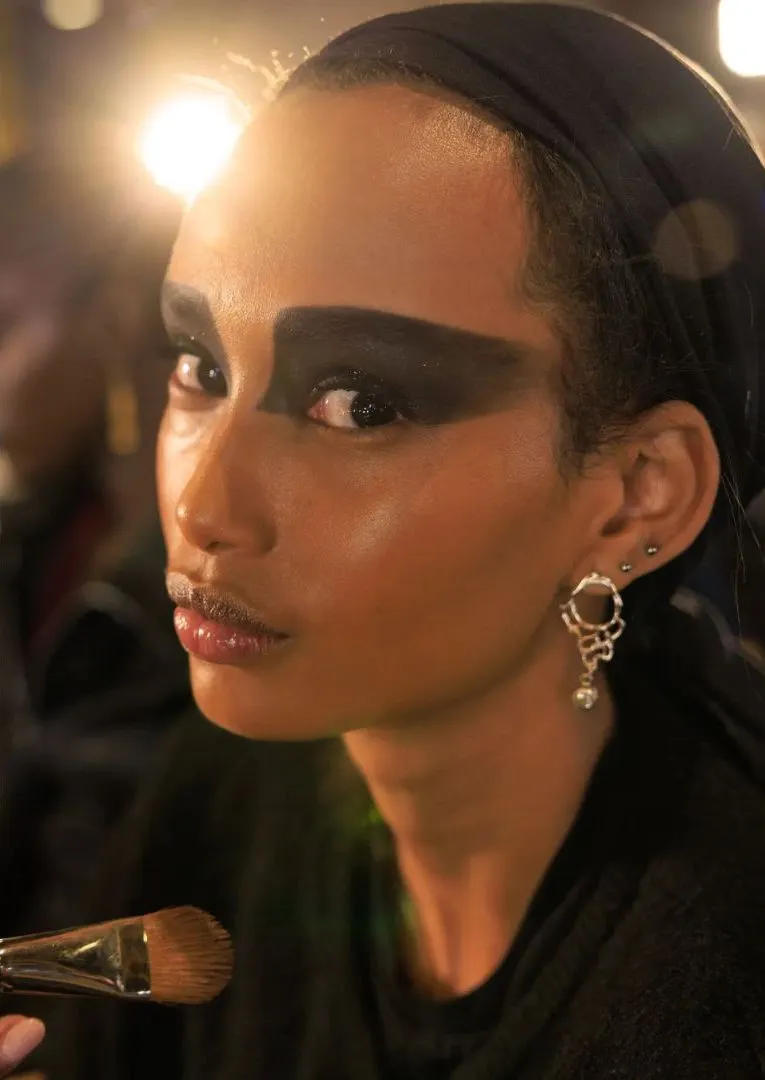 trang điểm đường kẻ mắt đậm tạo điểm nhấn