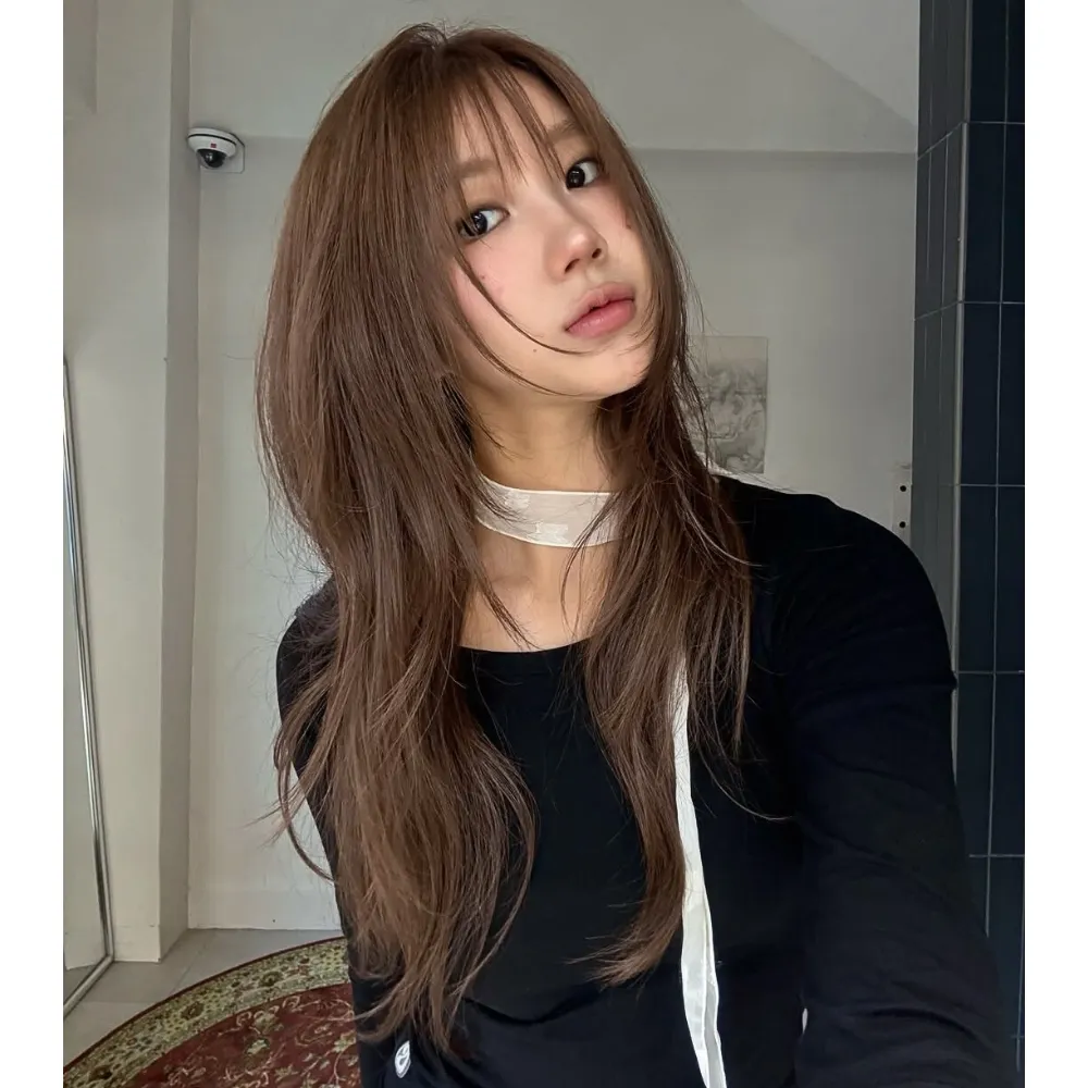 cô gái với mái tóc dài màu nâu tro