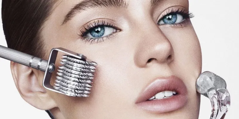 Theo như bác sĩ phẩu thuật thẩm mĩ thì dụng cụ lăn kim có thể kích thích sản sinh ra collagen