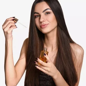 Sử dụng các sản phẩm chăm sóc tóc có chứa chiết xuất hương thảo để có mái tóc chắc khỏe, mượt mà