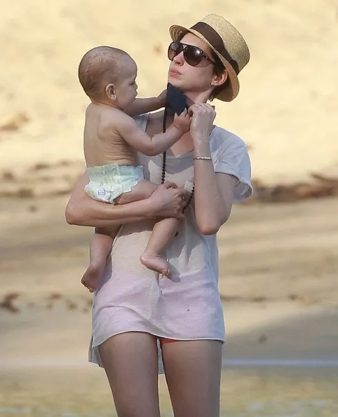 Anne Hathaway luôn có tình yêu với những đứa trẻ, nữ diễn viên luôn mong ước sớm có một gia đình hạnh phúc và hết lòng yêu thương những đứa con của mình