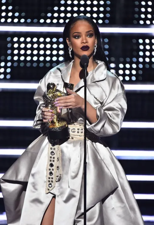ca sĩ Rihanna.