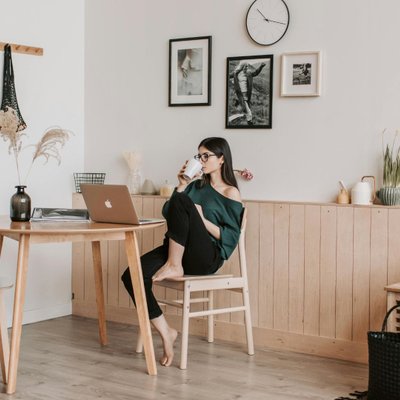 cô gái làm việc chăm chỉ