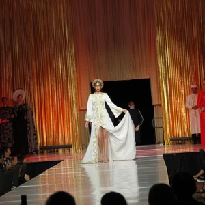 BST Vương Triều của Nhà thiết kế Võ Việt Chung trình diễn tại Mỹ