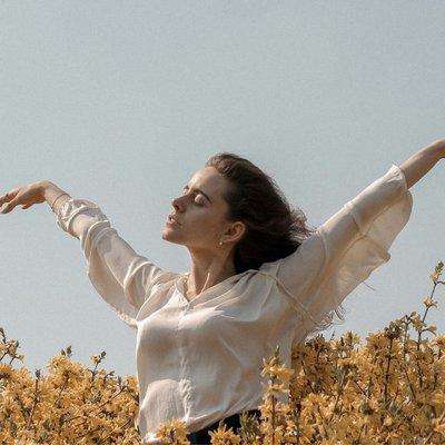 cô gái thư giãn giảm cortisol căng thẳng