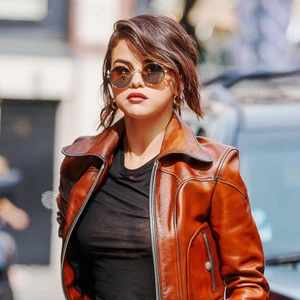 cách mặc đẹp giúp bản thân thon gọn hơn của selena gomez