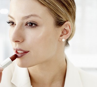 Cách trang điểm đẹp và nhanh cho cô nàng công sở ELLE VN