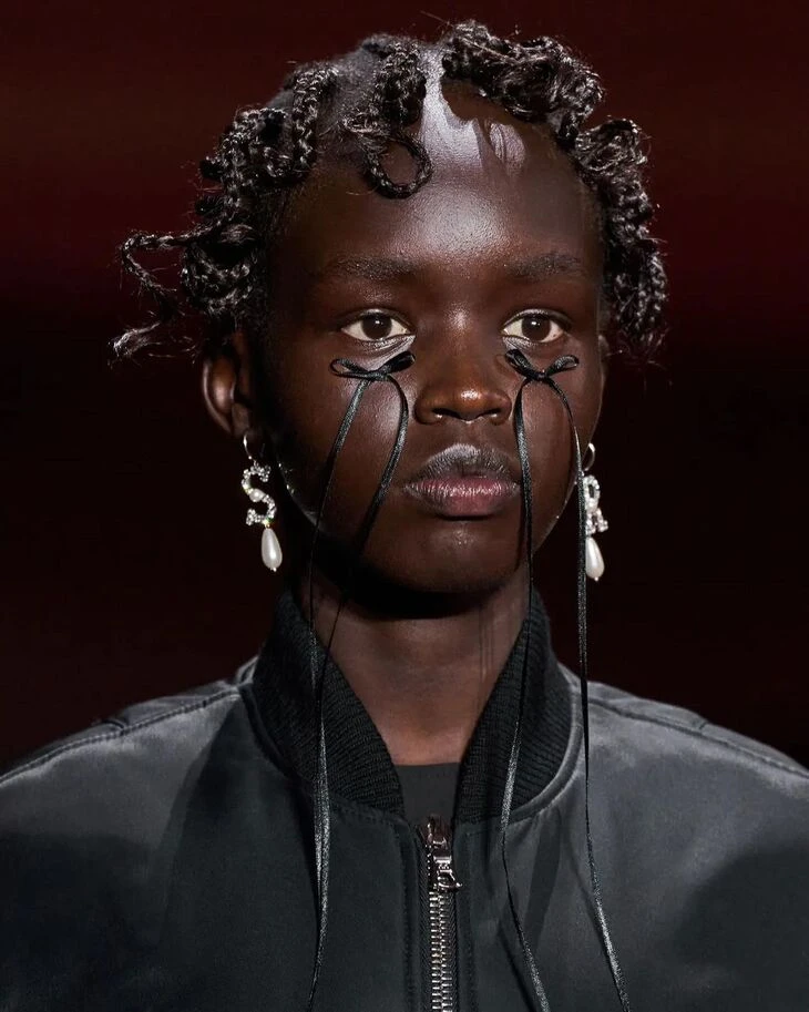 Trend Nơ nước mắt của nhà thiết kế Simone Rocha