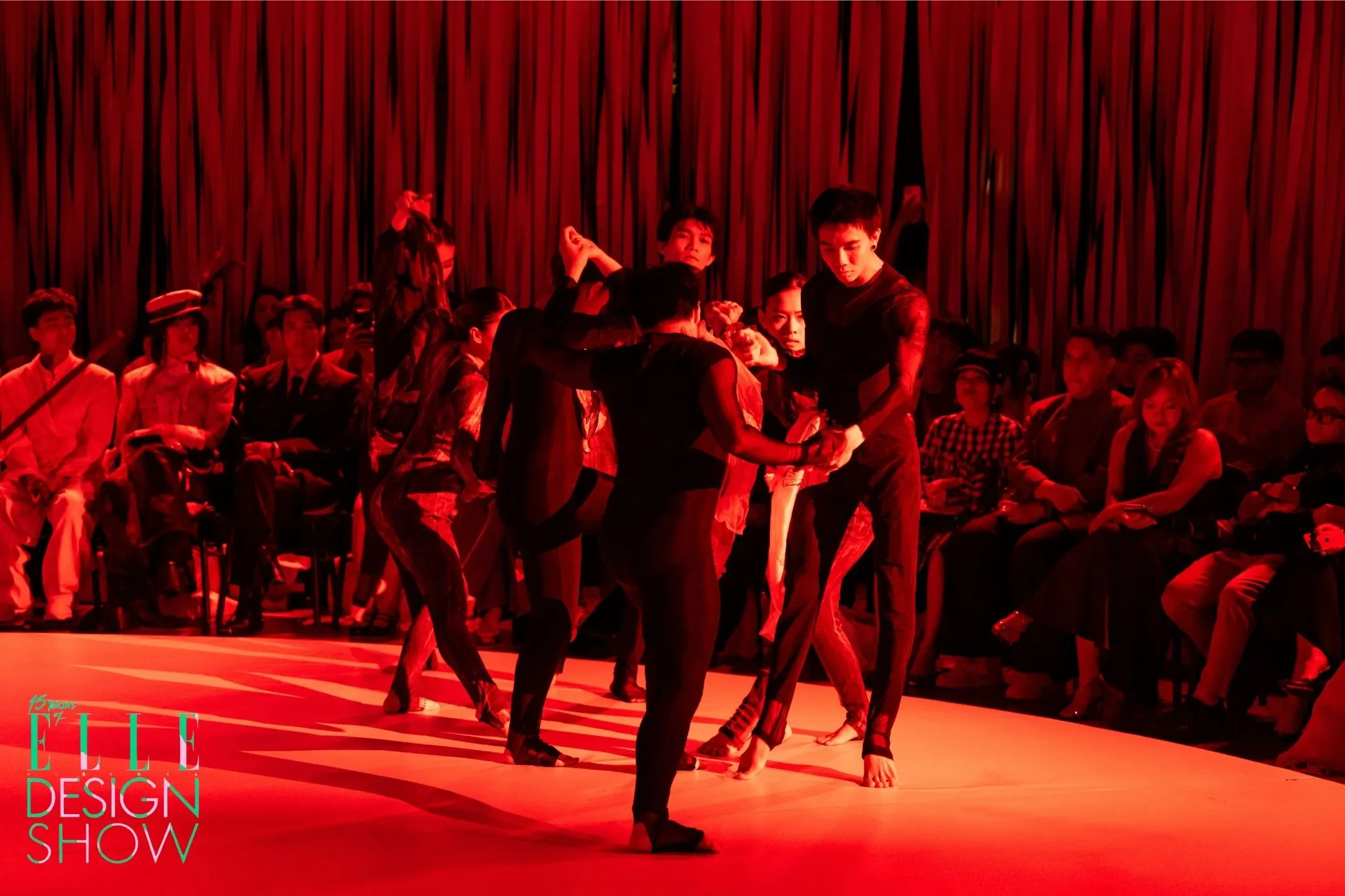 phần trình diễn của nhóm vũ đạo Lê Mai Anh tại ELLE Design Show 2025