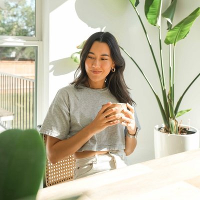 Cô gái thư giãn khi thưởng thức trà gạo lứt.